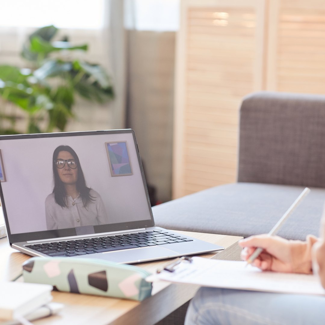 Professional in online gesprek met cliënt